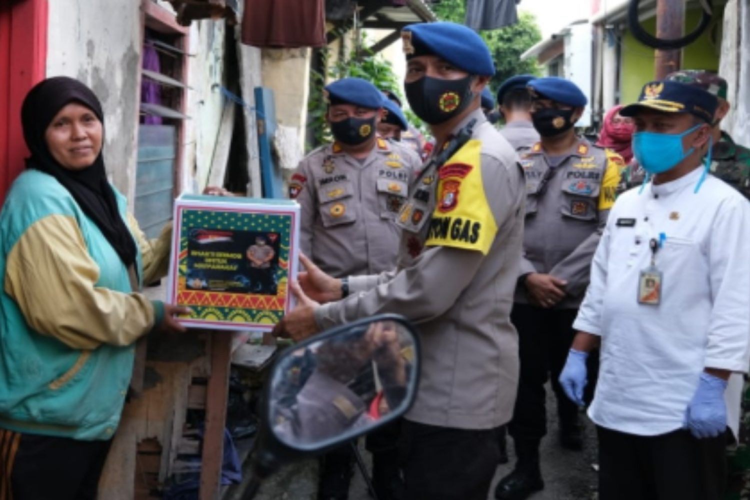 Satuan Brimob Polda Metro Jaya bersama TNI saat melaksanakan kegiatan bakti sosial serentak tahap II