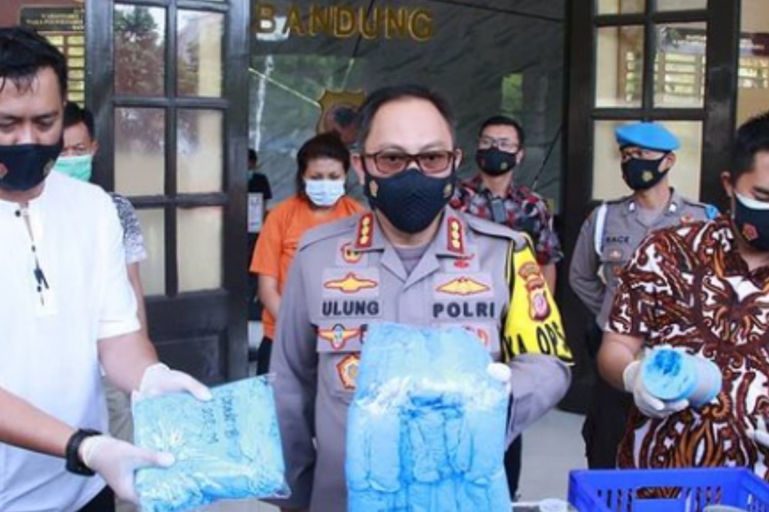 Kapolrestabes Bandung Kombes Pol Ulung Sampurna Jaya, S.I.K.,M.H saat ungkap kasus sarung karet bekas daur ulang