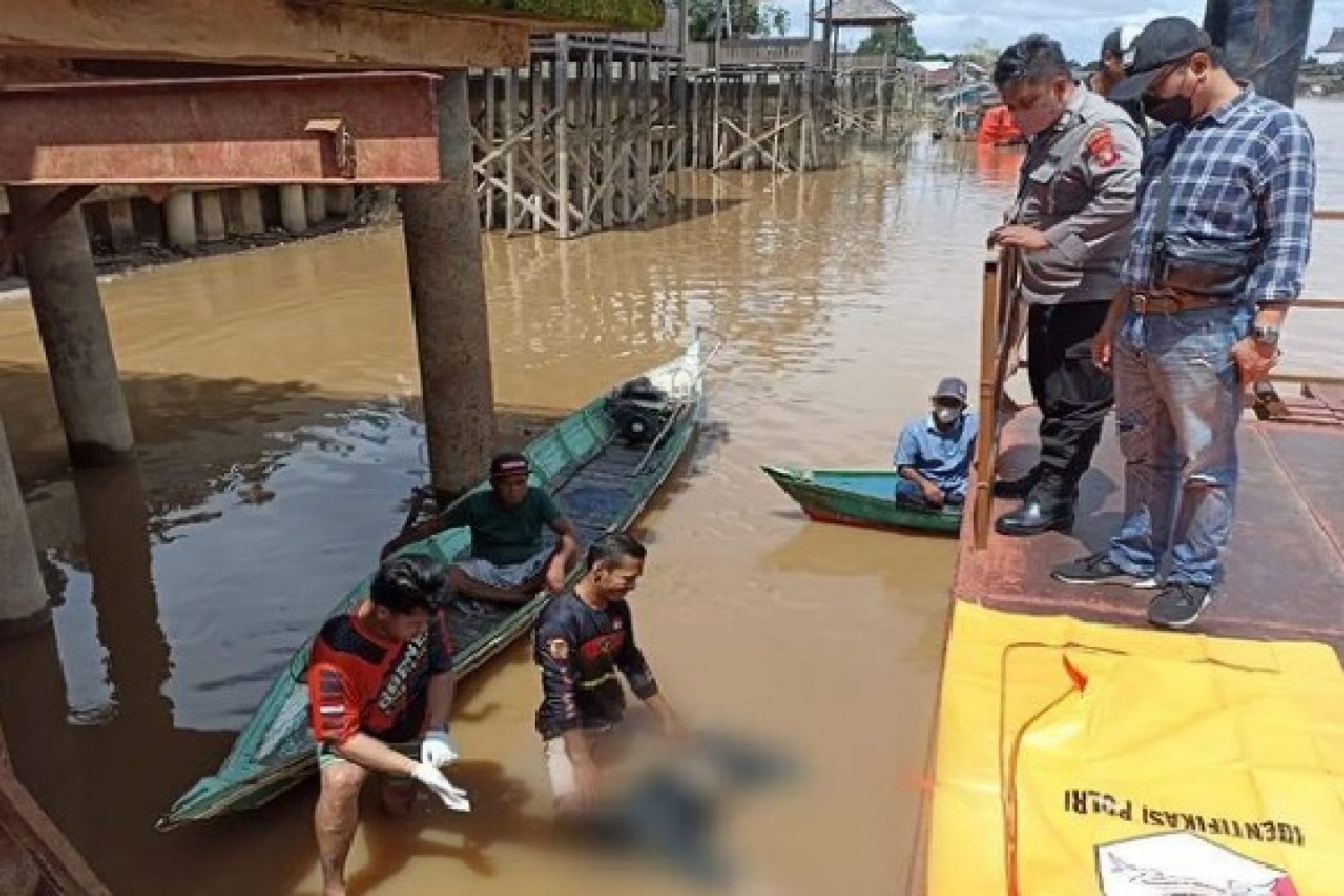 Petugas saat mengevakuasi mayat korban