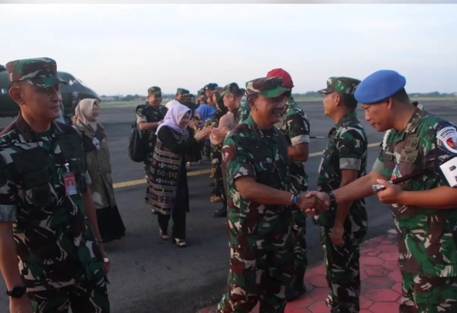 Komandan Lanud Adi Soemarmo Sambut Kedatangan Dankodiklatau - Sergap TKP