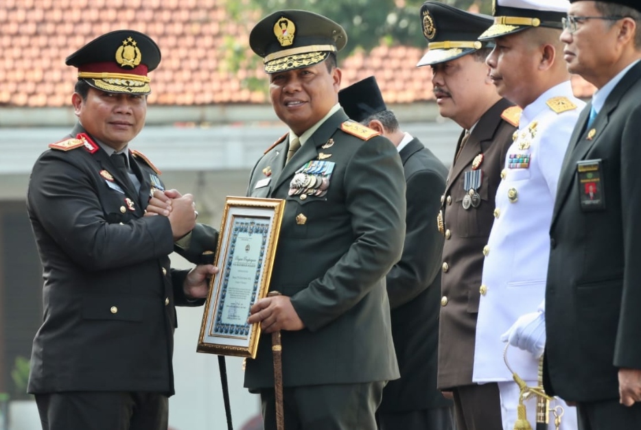 Kapolda Jatim Berikan Penghargaan Tan Hana Dharma Mangrwa Untuk Pangdam ...